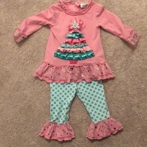 Ribbon Christmas tree outfit